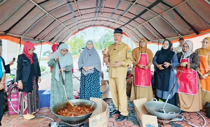 Marandang untuk Korban Bencana Sumatera, Target 1 Ton, PKK Sumbar Tuntaskan 400 Kg Rendang 1 RENDANG UNTUK SUMATERA— TP PKK Sumbar berhasil menuntaskan produksi 400 kilogram rendang dari total target satu ton dalam program kemanusiaan bagi korban bencana hidrometeorologi di Sumatera. Kegiatan memasak rendang dilakukan di halaman Istana Gubernuran.