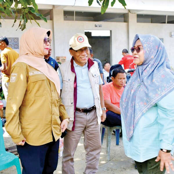 TP-PKK Agam Datangkan 80 Dokter, Warga Korban Galodo Maninjau dapat Layanan Kesehatan Gratis 1 LAYANAN KESEHATAN GRATIS— Ketua TP-PKK Agam, Ny. Merry Benni Warlis, bersama Kadinkes Provinsi Sumbar, dr Aklima. MPH, beri layanan kesehatan gratis bagi korban galodo di Masjid Ummil Qura, Nagari Maninjau, Kecamatan Tanjung Raya, Minggu (7/12).