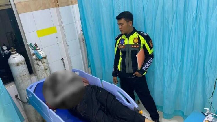 KORBAN MENINGGAL— Polantas bersama salah satu korban meninggal akibat kecelakaan yang melibatkan sepeda motor dengan mobil pikap.