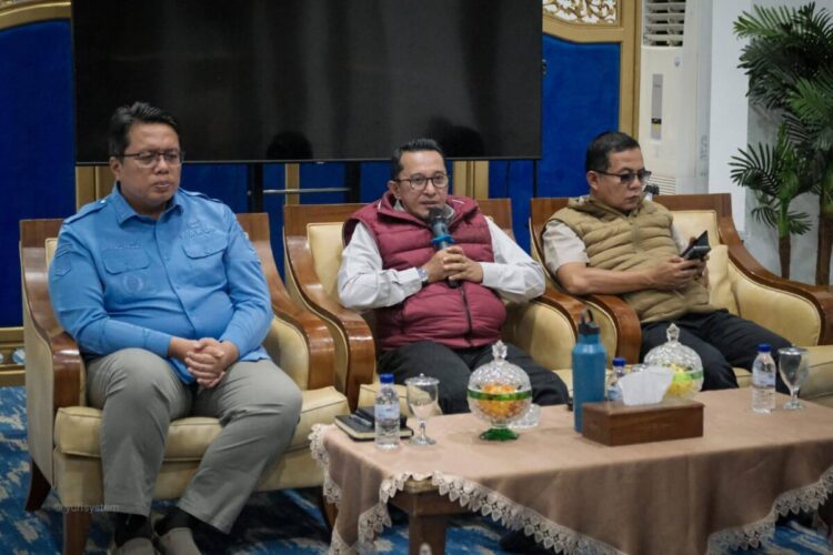 MASA TRANSISI— Bupati Tanah Datar Eka Putra saat menghadiri rapat pembasanan masa transisi tanggap darurat bencana alam di wilayah Tanah Datar.