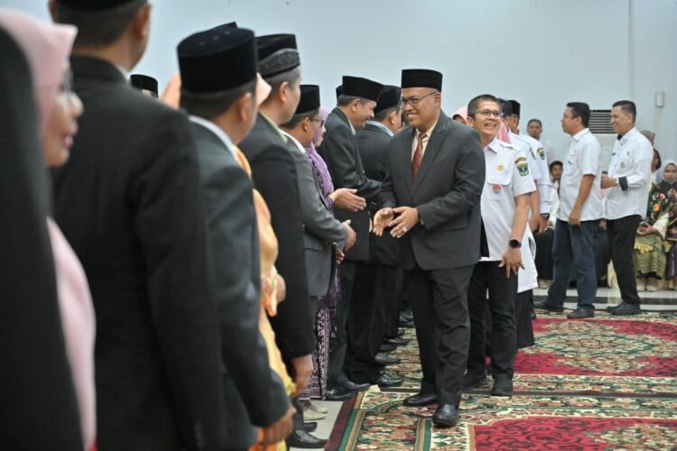PELANTIKAN PEJABAT— Sekdaprov Sumbar  Arry Yuswan menyalami pejabat administrator dan pengawas usai acara pengambilan sumpah jabatan 119 pejabat administrator dan pengawas di lingkungan Pemprov Sumbar, di Auditorium Gubernuran, Rabu (24/12).