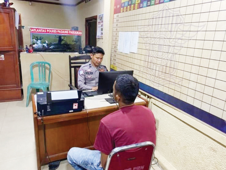 MENYERAHKAN DIRI— Terduga pelaku tabrak lari yang menewaskan seorang lansia di pinggir jalan Korong Gantiang Tangah Padang, Nagari Ulakan, Kecamatan Ulakan Tapakih, Kabupaten Padang Pariaman, menyerahkan diri ke polisi, Selasa (23/12).