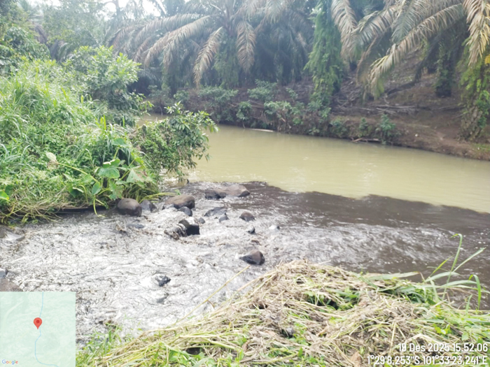 TERCEMAR— Sungai Gambir yang diduga tercemar akibat limbah PT TKA.