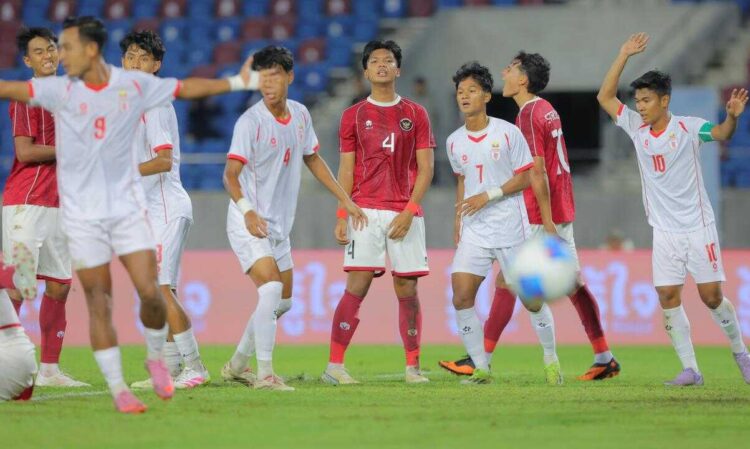 Tersingkir Secara Tragis, Indonesia Menang, Malaysia Melaju 1 GAGAL LOLOS— Timnas Indonesia berhasil mengalahkan Myanmar dengan skor 3-1 pada fase grup SEA Games 2025 di Stadion 700th Anniversary, Chiang Mai, Thailand, Jumat (12/12). Namun hasil ini tidak cukup untuk membawa skuad Garuda muda lolos ke semifinal karena kalah produktivitas gol dari Malaysia dalam klasemen runner-up terbaik.