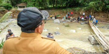 Tinjau Masyarakat di Subarang Luak, Bupati: Tidak Ada Lagi Daerah Terisolir 13 Tinjau Masyarakat di Subarang Luak, Bupati: Tidak Ada Lagi Daerah Terisolir