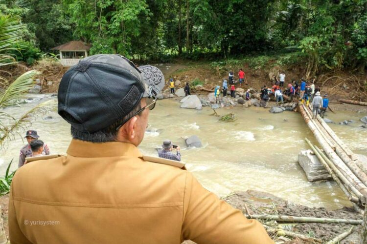 Tinjau Masyarakat di Subarang Luak, Bupati: Tidak Ada Lagi Daerah Terisolir 1 JEMBATAN DARURAT— Bupati Tanah Datar Eka Putra saksikan langsung daerah terisolir di Subarang Luak, Jorong Ladang Laweh, Nagari Batipuah Baruah, Kecamatan Batipuh. Saat ini jembatan darurat sudah dibangun untuk membantu akses jalan dan penyaluran bantuan.