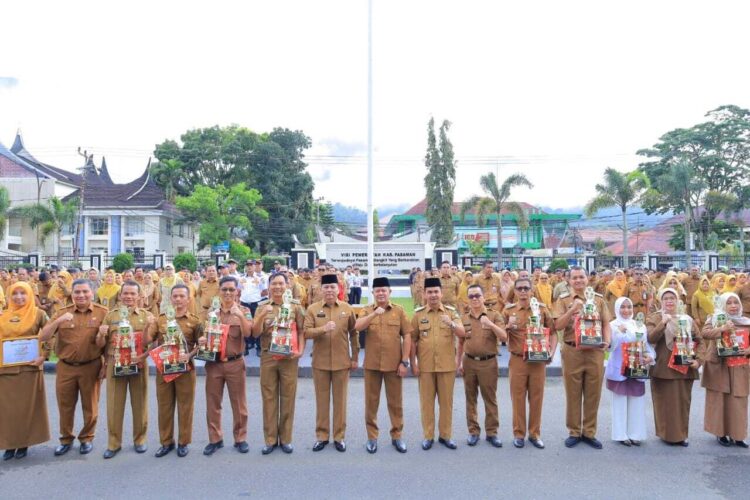 APEL GABUNGAN— Bupati Pasaman Welly Suhery  berfoto bersama dengan para ASN di halaman kantor bupati Pasaman usai pelaksanaan apel gabungan.