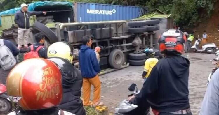 LAKA BERUNTUN— Laka beruntun yang melibatkan 3 unit truk menyebabkan jalur Padang-Solok ataupun sebaliknya lumpuh selama hampir 7 jam.