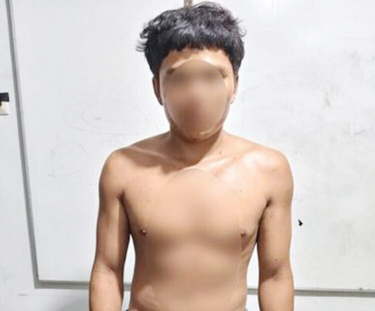 DIAMANKAN— RH (28) diamankan polisi usai melakukan penikaman hingga menyebabkan tetangganya tewas bersimbah darah di rumahnya, Kotanopan Setia, Jorong V, Nagari Lansek Kadok Barat, Kecamatan Rao Selatan, Kabupaten Pasaman.