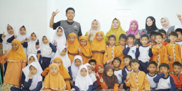 PEMULIHAN PSIKOLOGIS— Sebagai bentuk kepedulian terhadap pemulihan psikologis korban bencana banjir dan tanah longsor, Universitas Putra Indonesia (UPI) YPTK Padang menurunkan.