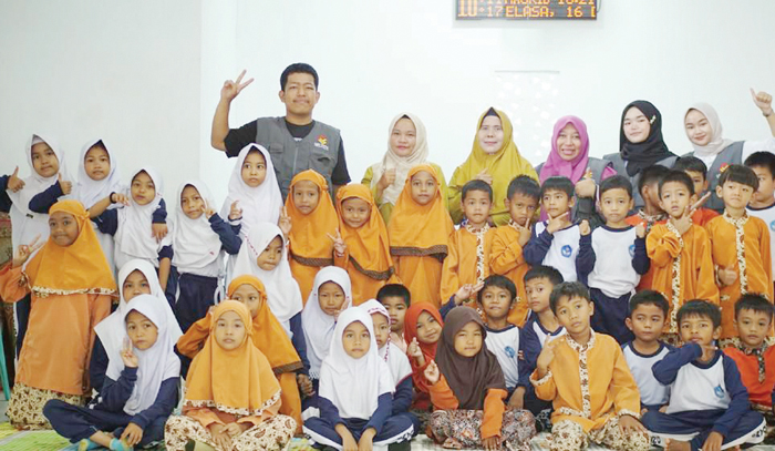 PEMULIHAN PSIKOLOGIS— Sebagai bentuk kepedulian terhadap pemulihan psikologis korban bencana banjir dan tanah longsor, Universitas Putra Indonesia (UPI) YPTK Padang menurunkan.