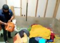 IDENTIFIKASI— Jajaran Polsek Harau, Polres Limapuluh Kota, bergerak cepat menangani penemuan sesosok mayat laki-laki di dalam kamar sebuah rumah di Jorong Air Putih, Nagari Sarilamak, Kecamatan Harau, Kabupaten Limapuluh Kota, Senin (29/12) sekitar pukul 18.00 WIB.