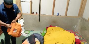 Tinggal Seorang Diri, Lansia Ditemukan Meninggal dalam Kamar 9 IDENTIFIKASI— Jajaran Polsek Harau, Polres Limapuluh Kota, bergerak cepat menangani penemuan sesosok mayat laki-laki di dalam kamar sebuah rumah di Jorong Air Putih, Nagari Sarilamak, Kecamatan Harau, Kabupaten Limapuluh Kota, Senin (29/12) sekitar pukul 18.00 WIB.