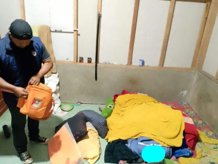 IDENTIFIKASI— Jajaran Polsek Harau, Polres Limapuluh Kota, bergerak cepat menangani penemuan sesosok mayat laki-laki di dalam kamar sebuah rumah di Jorong Air Putih, Nagari Sarilamak, Kecamatan Harau, Kabupaten Limapuluh Kota, Senin (29/12) sekitar pukul 18.00 WIB.