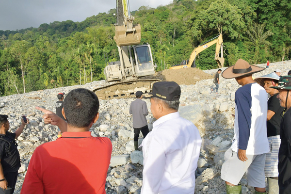 Bupati Agam Tinjau Lokasi Bencana Tanjung Raya, Edukasi Warga soal Huntara dan Huntap 1 TINJAU— Bupati Agam, Benni Warlis, turun ke lapangan untuk meninjau langsung kondisi infrastruktur terdampak bencana banjir dan galodo di Kecamatan Tanjung Raya, Jumat (19/12).