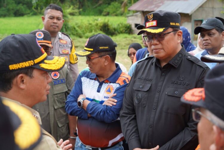 PEMBANAGUNAN HUNTARA— Kepala BNPB Letjen TNI Suharyanto, didampingi Sestama BNPB Rustian dialog dengan pejabat setempat saat meninjau lokasi Rencana Pembangunan Hunian Sementara (Huntara) bagi korban bencana Hidrometeorologi, Jum’at (19/12) di jorong Padang Kunyik, Nagari Bungo Tanjung, Kecamatan Batipuh.