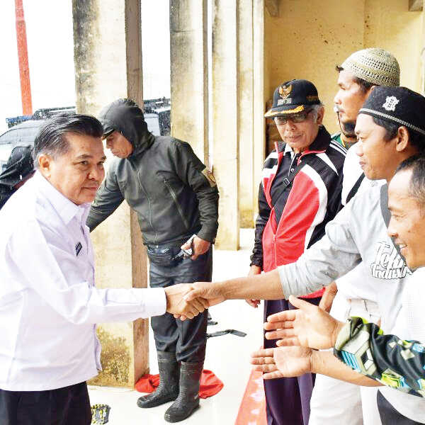Tinjau Lokasi Bencana di Palembayan, Bupati Agam Pastikan Kebutuhan Warga Terdampak Terpenuhi 1 TINJAU LOKASI BENCANA— Hujan lebat yang mengguyur wilayah Palembayan tak menyurutkan langkah Bupati Agam, Ir. H. Benni Warlis, MM, Dt. Tan Bantuah, untuk turun langsung meninjau posko pengungsian di Kecamatan Palembayan, Rabu (10/12).