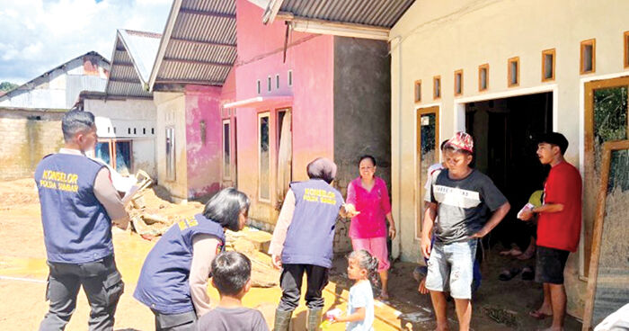 Polda Sumbar Hadirkan Layanan Trauma Healing, Anak-Anak Korban Bencana kembali Tersenyum 1 TRAUMA HEALING— Polwan Polda Sumbar saat memberikan pendampingan psikologis (trauma healing) kepada anak-anak yang terdampak bencana di Kota Padang.