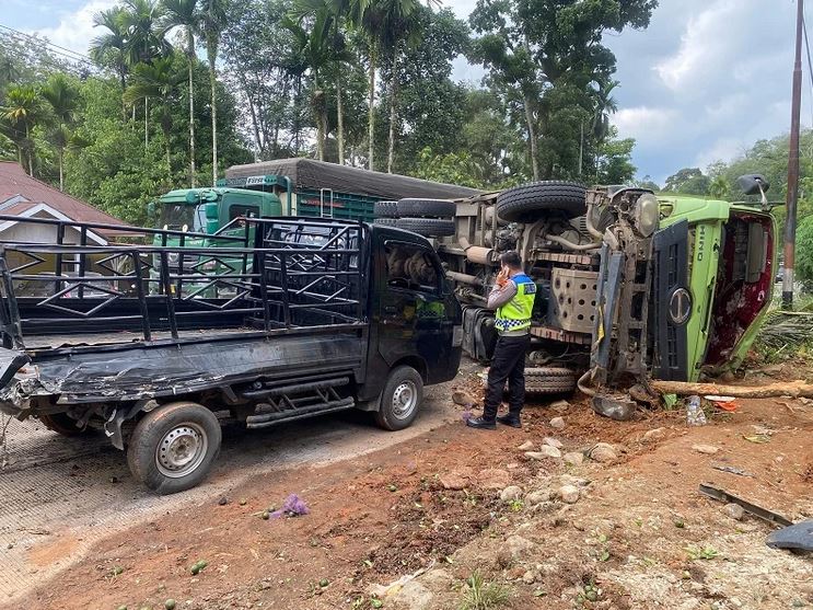 TERGULING— Sebuah dump truck pengangkut batu bara mengalami kecelakaan tunggal hingga terguling di Jalan Lintas Sumatera, tepatnya di Jorong Sibisir, Nagari Timbulun, Kecamatan Tanjung Gadang, Kabupaten Sijunjung, Kamis (25/12) sekitar pukul 12.40 WIB.