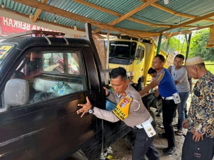 SERUDUK PIKAP— Gara-gara pandangan terganggu karena hujan, truk colt diesel seruduk mobil pikap hingga terseret dan menghantam warung milik warga di kawasan Bawan, Kecamatan Ampek Nagari, Kabupaten Agam, Minggu (21/12) sekitar pukul 05.00 WIB.