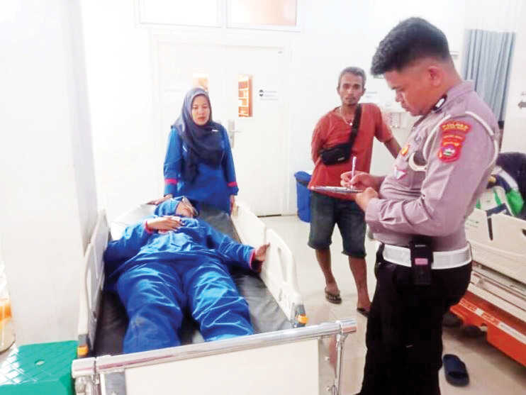 Truk Tabrak Sepeda Motor saat Berhenti di Lampu Merah, Pengendara dan Penumpang Motor Luka-luka 1 DATA KORBAN— Polisi lalu Lintas tengah mendata salah satu korban tabrakan yang terjadi Simpang Lampu Merah, Pandan Ujung, Kelurahan PPA, Kecamatan Tanjung Harapan, Kota Solok, pada Kamis (18/12) sore.