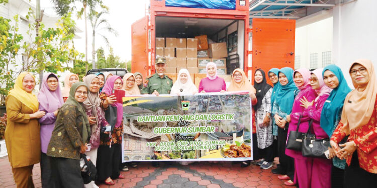 RENDANG DAN LOGISTIK—  Ummi Harneli bersama Gubernur Sumbar Mahyeldi dan sejumlah pengurus TP PKK Sumbar, BKOW, DWP melepas bantuan kemanusiaan berupa rendang dan logistik ke Provinsi Aceh dan Sumatera Utara, Senin (22/12) sore, di Istana Gubernur Sumbar.