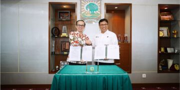 PENANDATANGAN MOU— Rektor Unand Efa Yonnedi, Ph. D bersama Direktur Utama PTPN IV yang diwakili Direktur Strategi dan Sustainability, Ugun Untaryo, melakukan penandatanganan MoU pengembangan riset dan hilirisasi komoditas gambir pada Senin (29/12) di Ruang Kerja Rektor Kampus Limau Manis.