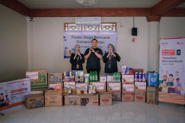 Gandeng Dompet Dhuafa Social Enterprise, Danamon Berikan Dukungan untuk Penyintas Bencana di Sumatera 1 (kiri ke kanan) Syarifah Ridani, Financial Specialist Manulife, Alam Rizki Pratama, Relationship Manager Danamon, Eva Nurlia Sari, Branch Manager Danamon di Posko Siaga Bencana di Kantor Gampong Kecamatan Matangkuli, Kabupaten Aceh Utara.