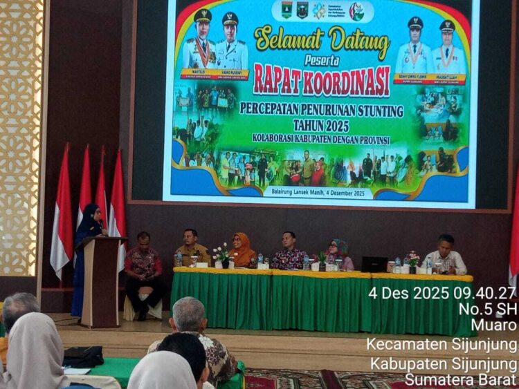 Kepala DP3AP2KB Provinsi Sumbar, dr. Herlin Sridiani, M.Kes saat Rakor Percepatan Penurunan Stunting di Kabupaten Sijunjung, Kamis (4/12) di Gedung Balairung Lansek Manih.