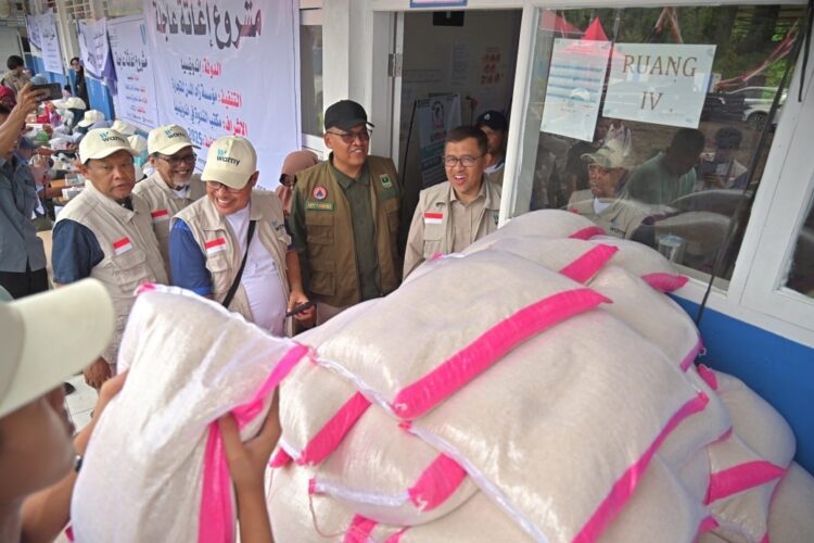 WAMY Turun Langsung Bantu Korban Bencana, Pemprov Sumbar Sampaikan Terima Kasih 1 HADIRI—Sekretaris Daerah Provinsi Sumbar, Arry Yuswandi saat menghadiri kegiatan kemanusiaan WAMY di Posko SMP Negeri 44 Batu Busuak.