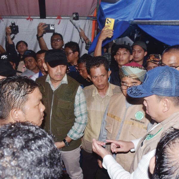 Wabup Agam Dampingi Wakil Panglima TNI dan Menteri ATR/BPN, Tinjau Lokasi Banjir Bandang di Salareh Aia 1 DAMPINGI— Wabup Agam, Muhammad Iqbal, dampingi Wakil Panglima TNI, Jenderal TNI Tandyo Budi Revita, serta Menteri ATR/BPN, Nusron Wahid, ke lokasi bencana banjir bandang di Kayu Pasak, Nagari Salareh Aia, Kecamatan Palembayan, Sabtu (6/12).