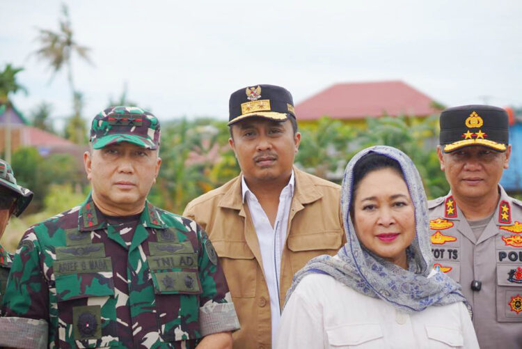 TINJUAU— Ketua Komisi IV DPR RI, Siti Hediati Hariyadi atau Titiek Soeharto didampingi Wagub Sumbar, Vasko Ruseimy saat meninjau lokasi banjir bandang di Kota Padang sekaligus menyerahkan bantuan.