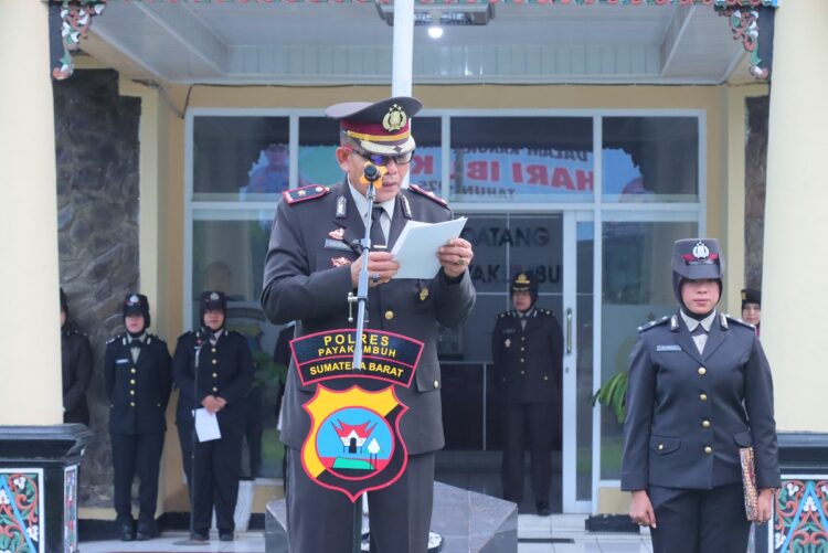 SAMPAIKAN—Wakapolres Kota Payakumbuih Kompol Juliansonsaat menyampaikan amanat pada peringatan hari ibu.