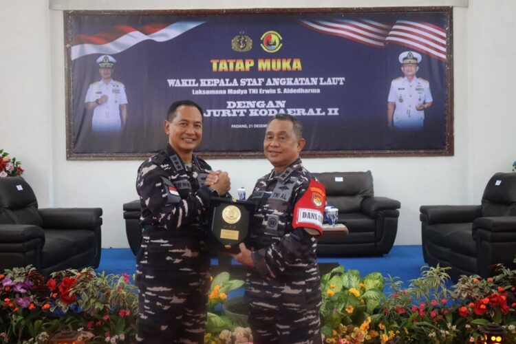 SALAM KOMANDO— Wakil Kepala Staf Angkatan Laut (Wakasal) Laksamana Madya TNI Erwin S. Aldedharma saat salam komanado dengan Dankodaeral II Laksamana Muda TNI Sarimpunan Tanjung saat berada di Mako Kodaeral II kemarin.