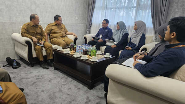 Silaturahmi Bersama BPOM Payakumbuh, Wabup Harap Pengawasan Obat Menjadi Perhatian 1 SILATURAHMI— Wakil Bupati Tanah Datar Ahmad Fadly menyambut dan bersilaturahmi bersama Kepala Balai Pengawas Obat dan Makanan (BPOM) di Payakumbuh Dio Ramondrana dan jajaran, Senin (15/12), di ruang kerjanya di Pagaruyung.