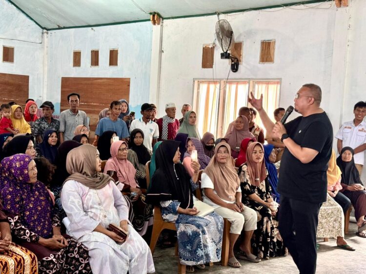 BERSAMA NASABAH MEKAAR— Wakil Ketua Komisi VI DPR RI Andre Rosiade saat bersama dengan ibu-ibu nasabah PNM Mekaar di Kecamatan Koto XI Tarusan, Kabupaten Pessel. Andre menegaskan bahwa para nasabah Mekaar yang terdampak bencana tidak perlu lagi mengkhawatirkan kewajiban membayar cicilan untuk sementara waktu.