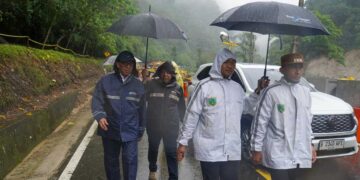 Wamen PU Ingatkan Tiga Daerah, Perketat Penataan Ruangan di Mega Mendung dan Lembah Anai 13 Wamen PU Ingatkan Tiga Daerah, Perketat Penataan Ruangan di Mega Mendung dan Lembah Anai