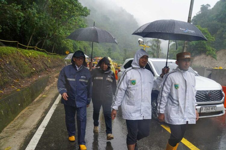 Wamen PU Ingatkan Tiga Daerah, Perketat Penataan Ruangan di Mega Mendung dan Lembah Anai 1 KUNJUNGI LEMBAH ANAI— Wakil Menteri Pekerjaan Umum (PU), Diana Kusumastuti dan romboingan melihat langsung kondisi dan bangunan di sepanjang kawasan Mega Mendung dan Lembah Anai.