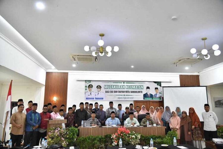 Wawako Buka Muzaraah Keumatan, Tegaskan Penguatan Peran Ulama dalam Pembinaan Umat 1 MUZAKARAH KEUMATAN— Wakil Wali Kota Sawahlunto Jeffry Hibatullah membuka kegiatan Muzakarah Keumatan bagi para dai dan daiyah di Hotel Khas Ombilin.