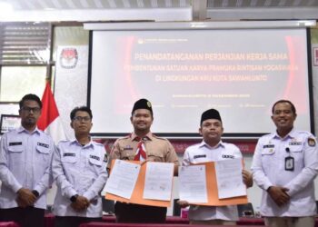 KERJA SAMA— Wawako Sawahlunto sekaligus Ketua Kwarcab Pramuka Sawahlunto, Jeffry Hibatullah, bersama Ketua KPU Hamdani, menandatangani perjanjian kerja sama pembentukan Saka Rintisan Yogaswara, sebagai wadah pembinaan generasi muda di bidang kepemiluan dan demokrasi.