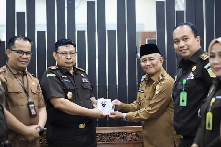 Wawako Suryadi Nurdal Terima Kunjungan Kajari Solok, Dukung Penuh Langkah Pencegahan Korupsi 1 KUNJUNGAN— Wakil Wali Kota Solok Suryadi Nurdal, menyambut kunjungan dan koordinasi dari Kepala Kejaksaan Negeri Kota Solok, Medie, di ruang kerja Wakil Wali Kota Solok.
