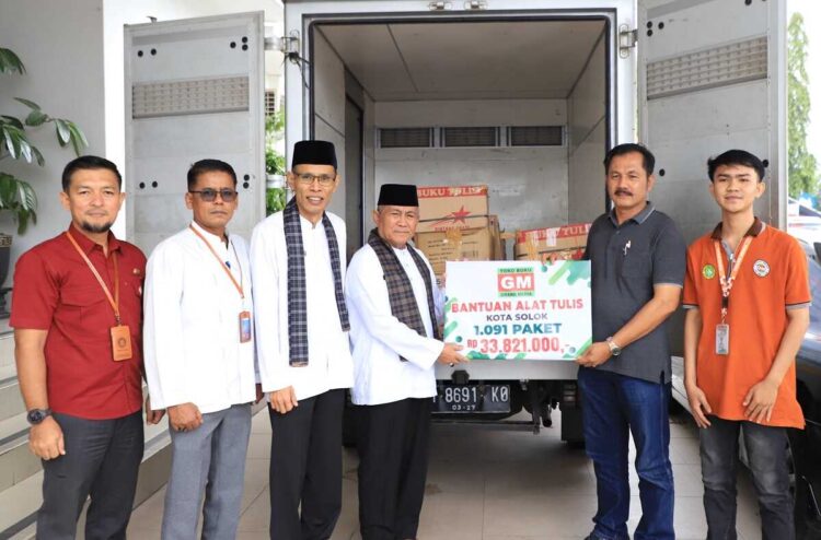Diserahkan Langsung GM Grandmedia Solok, Wawako Terima Paket Buku dan Alat Tulis 1 BANTUAN ALAT TULIS— Wakil Wali Kota Solok, H. Suryadi Nurdal, menerima paket bantuan berupa buku dan alat tulis yang diserahkan langsung oleh GM Grandmedia Solok, Haris.