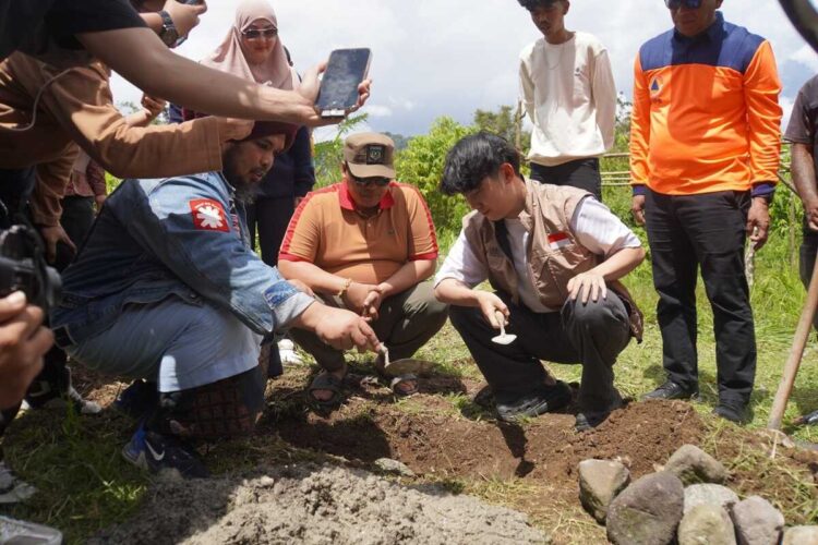 LETAKAN— Konten kreator Willie Salim dan Ustaz Derry Sulaiman, didampingi Wali Kota, Hendri Arnis melakukan peletakan batu pertama sebagai tanda dimulainya pembangunan tersebut, Kamis (4/12).