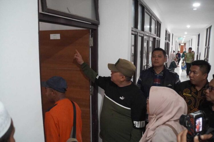 Pulihkan Kondisi Pascabencana, Wako Hendri Arnis Pastikan Warga Segera dapatTempat Tinggal Layak 1 TINJAU— Wali Kota, Hendri Arnis saat meninjau 10 unit rumah di Rusunawa Kelurahan Kampung Manggis telah disiapkan dan langsung dapat ditempati warga terdampak.