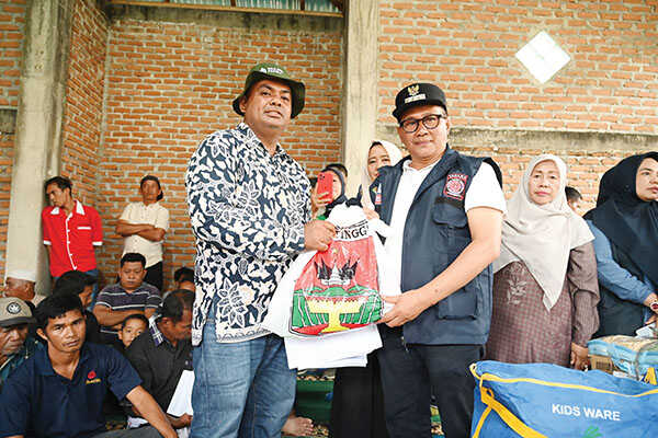 Peduli Palembayan, Wako Bukittinggi Pimpin Penyaluran Bantuan untuk Korban Bencana 1 PENYERAHAN BANTUAN LANGSUNG— Wali Kota Bukittinggi, Ramlan Nurmatias, pimpin langsung penyaluran bantuan kemanusiaan untuk warga terdampak bencana di Salareh Aia Utara, Kecamatan Palembayan, Kabupaten Agam, Kamis (4/12).