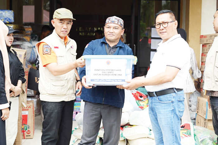 Solidaritas Bukittinggi, Ramlan Nurmatias antar Bantuan ke Wilayah Terdampak Bencana 1 SERAHKAN BANTUAN— Wali Kota Bukittinggi, Ramlan Nurmatias, kembali memimpin penyerahan bantuan bagi korban bencana alam di Nagari Malalak Timur dan Kabupaten Padang Pariaman Selasa (16/12).