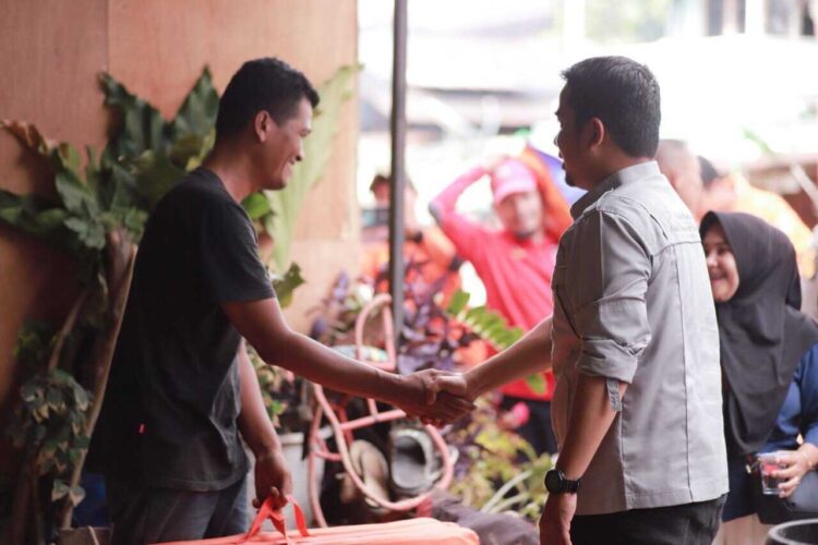 PENYALURAN BANTUAN— Wali Kota Solok, Dr. Ramadhani Kirana Putra, turun langsung memimpin penyaluran bantuan logistik dan peralatan dari Badan Nasional Penanggulangan Bencana (BNPB) RI) untuk masyarakat terdampak di Kelurahan Koto Panjang, Selasa (2/12).