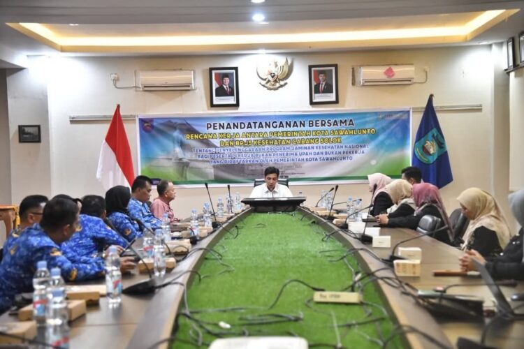 PENANDATANGAN KERJA SAMA— Wali Kota Sawahlunto, Riyanda Putra,menandatangani Rencana Kerja Sama antara Pemerintah Kota Sawahlunto dengan BPJS Kesehatan Cabang Solok.