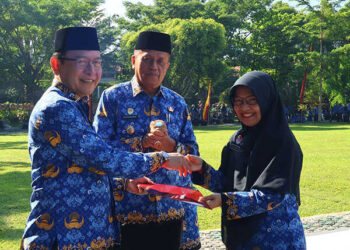 SALAMI—Wako dan Wawako saat salami anggota KORPRI jusai upacara.