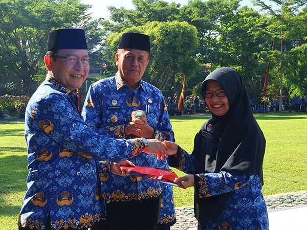 Wali Kota Apresiasi Pengabdian KORPRI 1 SALAMI—Wako dan Wawako saat salami anggota KORPRI jusai upacara.